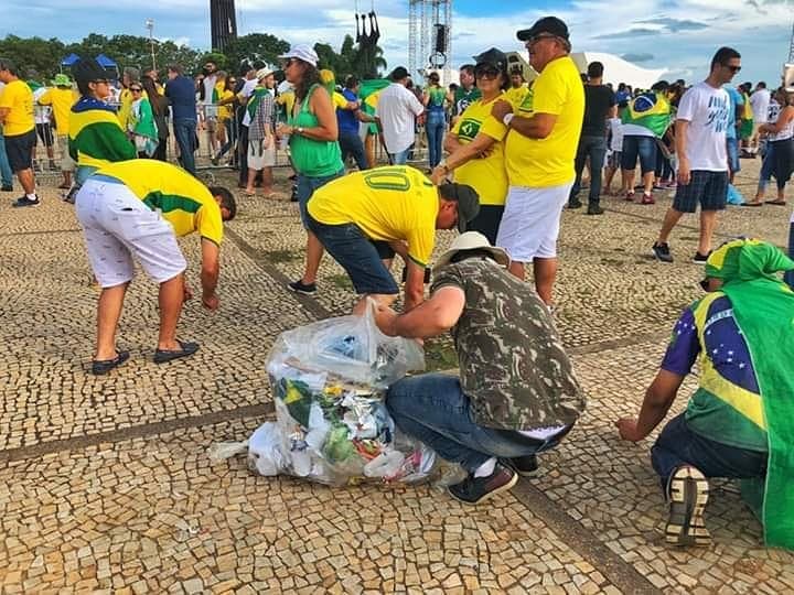 FOTO: Apoiadores recolhem lixo depois da posse de Bolsonaro