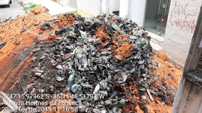 FOTO: Grande quantidade de lixo entope a rede de drenagem da rua Mipibu, no bairro de Petrópolis