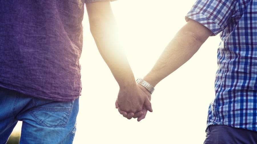 Por casais gays, deputada na França propõe abolir "pai" e "mãe" de fichas escolares
