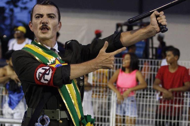 Escola de Samba pede desculpas após apresentar integrante fantasiado de Hitler com faixa presidencial