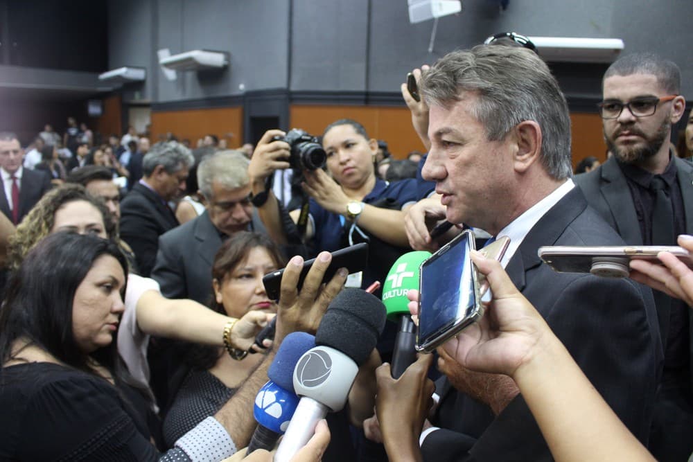 Decisão de Maduro de fechar fronteira "cria clima tenso", mas não vai impedir ajuda humanitária, diz governador de RR