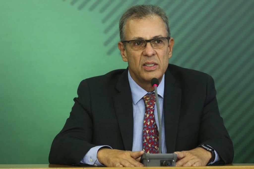 Ministro de Minas e Energia nega risco de apagão, mas pede economia de energia