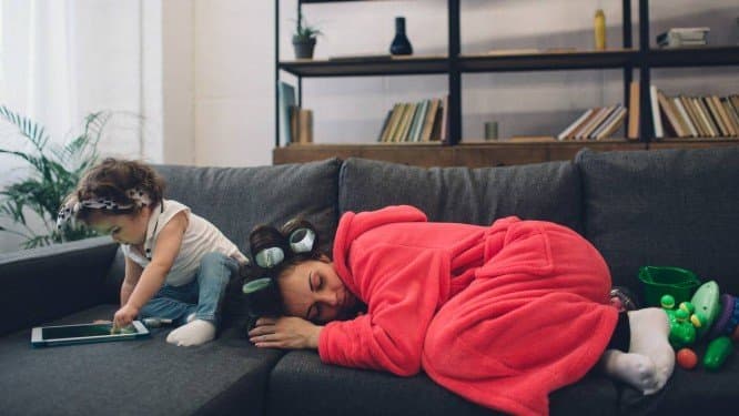 Pais dormem mal por seis anos após terem filhos, aponta pesquisa