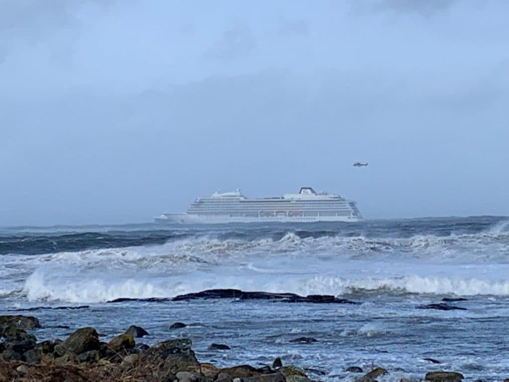 Após resgate, navio de cruzeiro à deriva na Noruega chega a porto