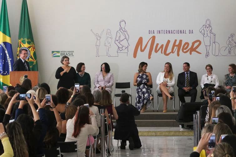 Com Michelle e ministras, Bolsonaro faz evento pelo Dia da Mulher