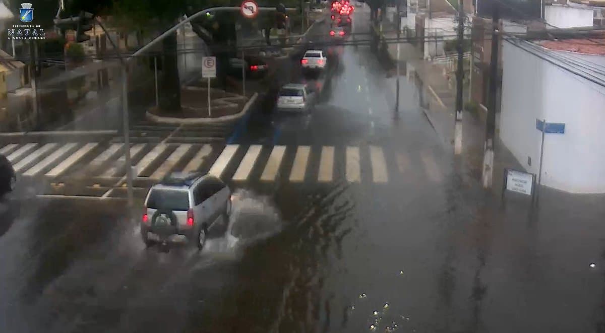 ATENÇÃO REDOBRADA - (FOTO) Chuva alaga ruas e causa pane em semáforos de Natal; veja principais locais