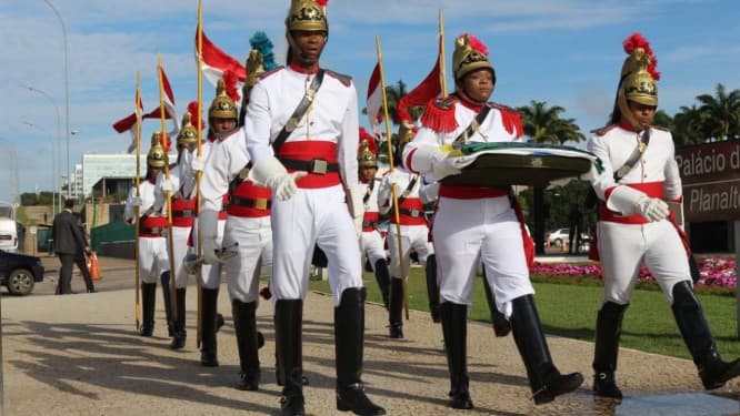 MOMENTO HISTÓRICO (VÍDEO): Pela primeira vez, uma mulher militar hasteia a Bandeira Nacional no Palácio do Planalto