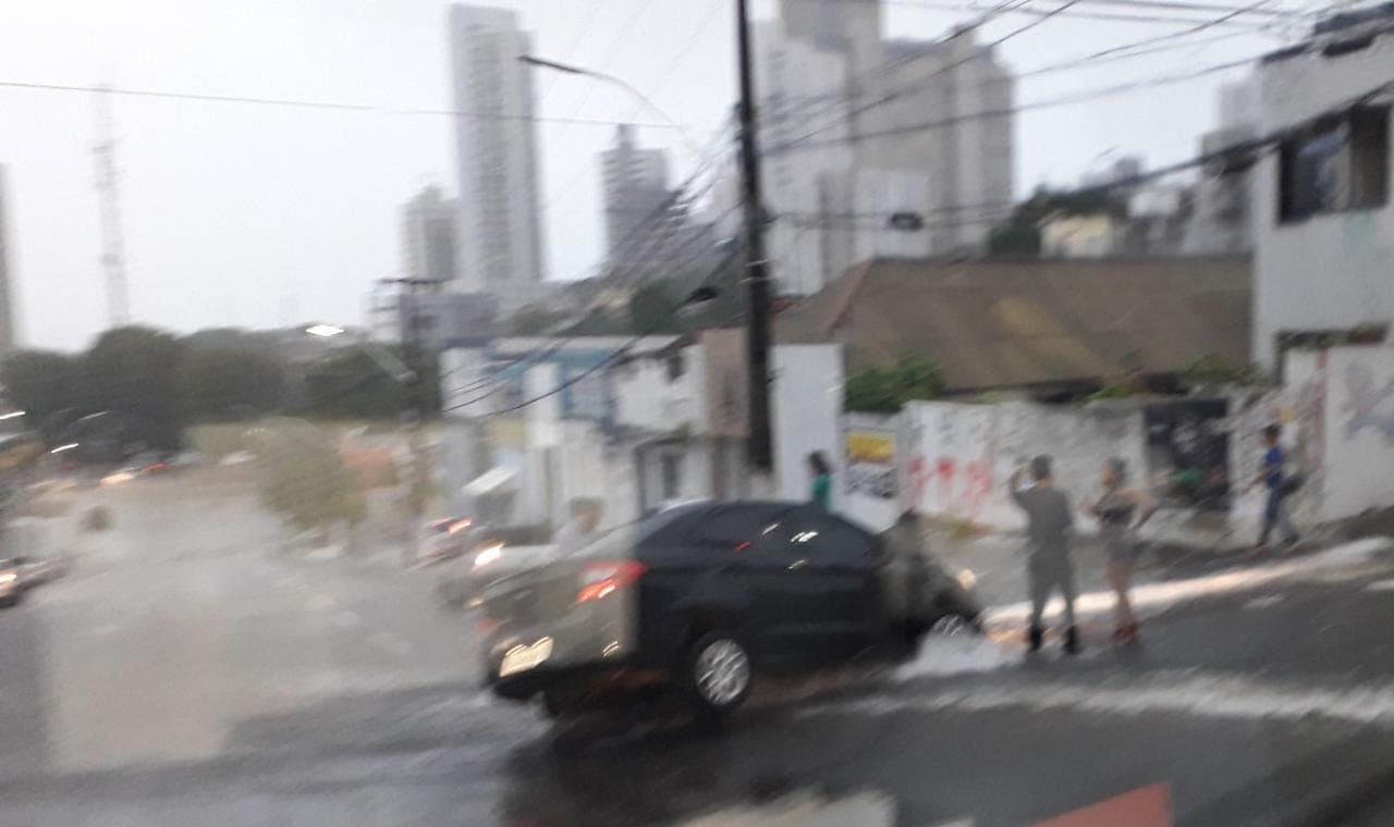 FOTO: Em manhã de quarta chuvosa, carro cai em buraco e fica com parte traseira suspensa na descida da Av. Rio Branco, em Natal