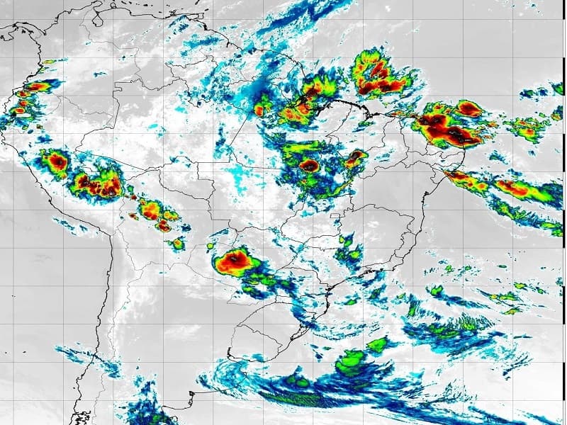 Zona de Convergência Intertropical segue provocando chuvas em Natal e região, com direito a descargas elétricas e trovoadas; previsão de continuidade no fim de semana