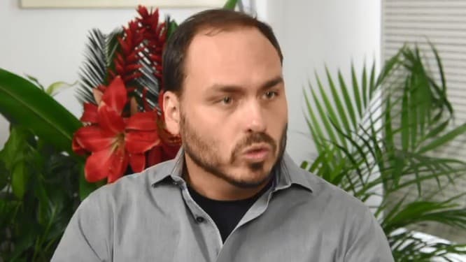 VÍDEO: Jornalista Leda Nagle exibe entrevista com Carlos Bolsonaro, e destaca que o "pitbull não morde"; filho do presidente chora, fala de todas as polêmicas e quase morte do pai