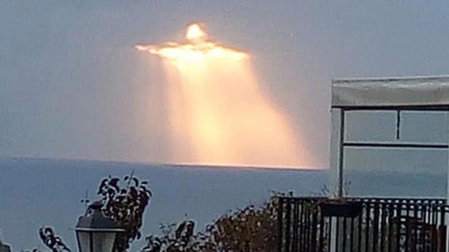FOTO: Luz do sol sobre nuvens na Itália formam imagem de Cristo, e registro viraliza no mundo