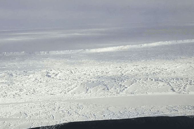 Iceberg duas vezes maior que Nova York ameaça escapar da Antártida
