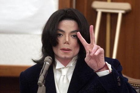 Por amostras de DNA, corpo de Michael Jackson pode ser exumado após novas acusações por supostos assédios e estupros em pedofilia