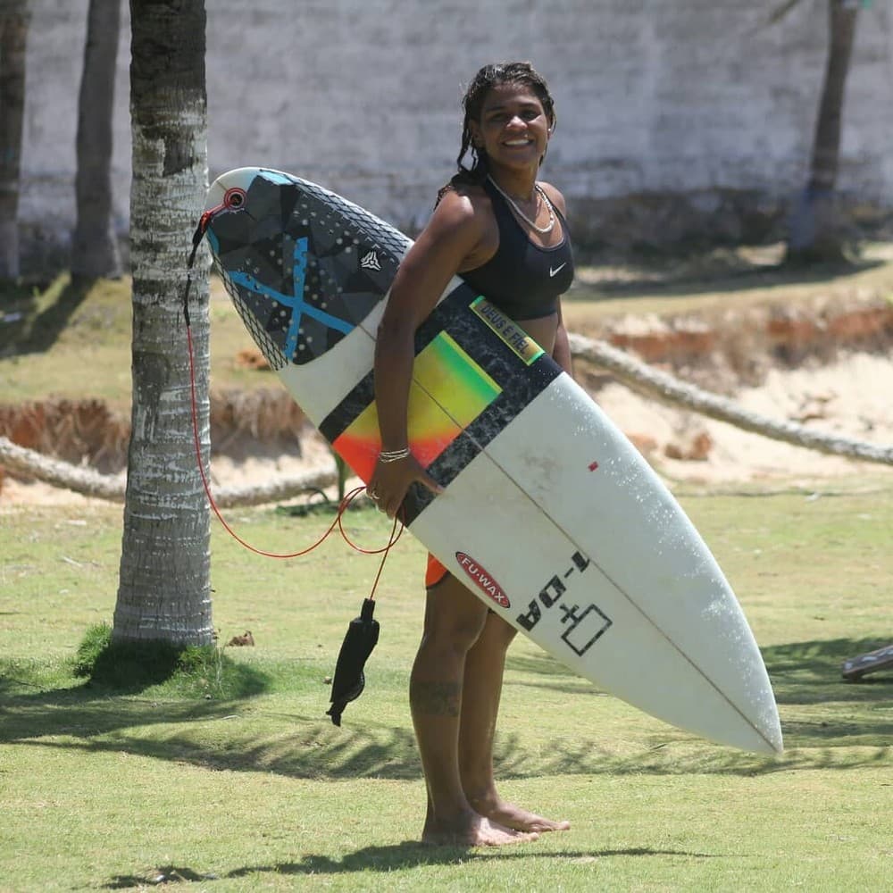 VÍDEO: Campeã de surfe morre após ser atingida por raio em praia de Fortaleza; outro surfista está em estado grave