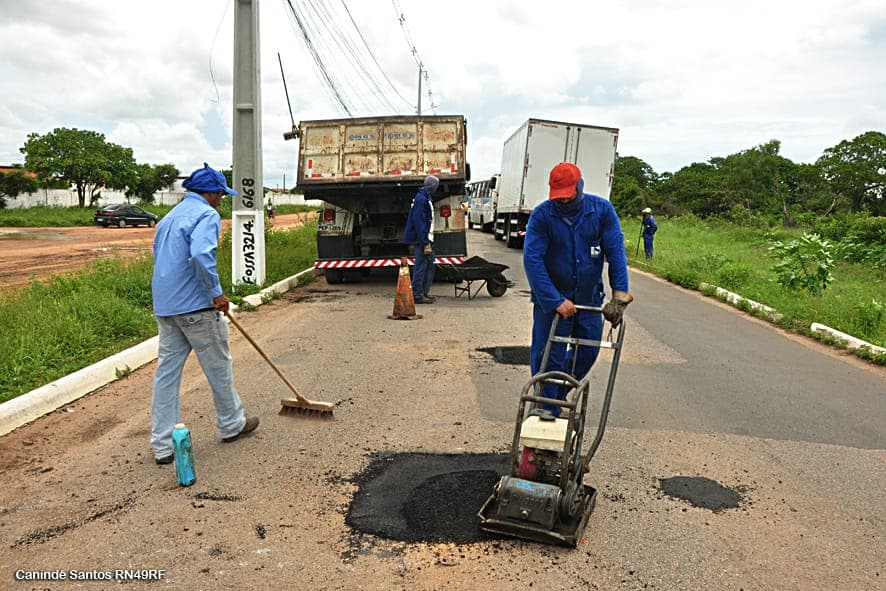 Atendendo pedido da Prefeitura de Extremoz, DER iniciou Operação Tapa-Buraco na entrada de Jardins