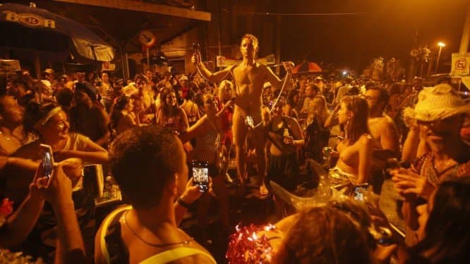 FOTOS E VÍDEO. O Globo se supera, e destaca reportagem: Conheça o artista russo que criou performance com ‘golden shower' no carnaval de rua do Rio