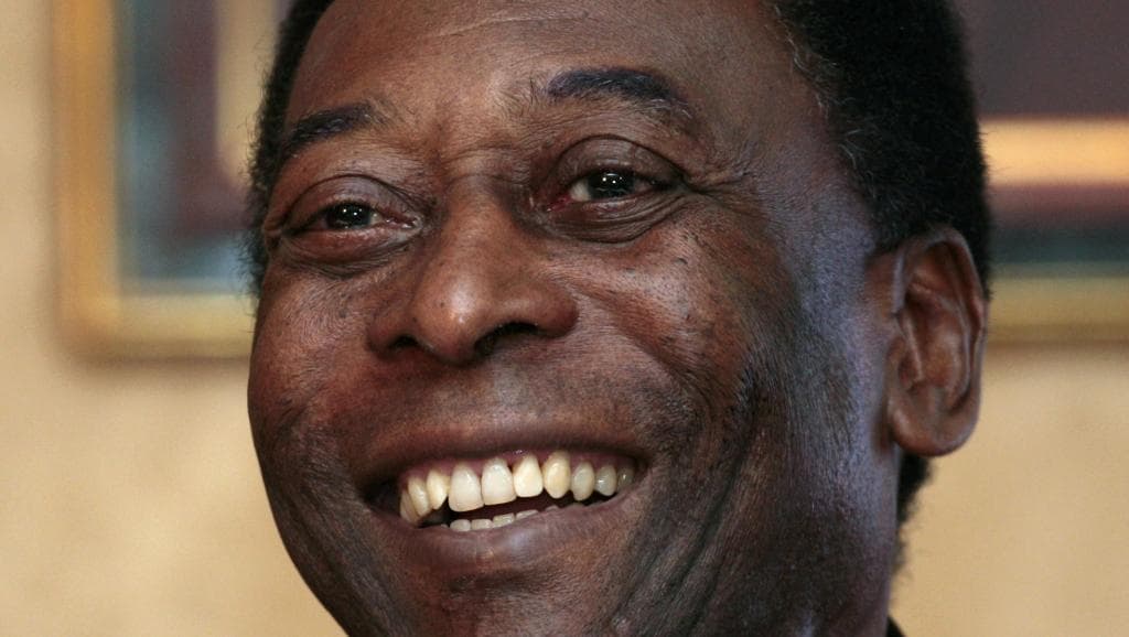 Pelé é internado em Paris