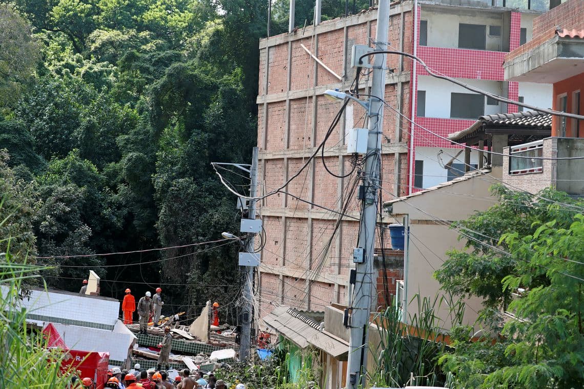 Sobe para três o número de mortos no desabamento na comunidade do Muzema, na Zona Oeste do Rio de Janeiro