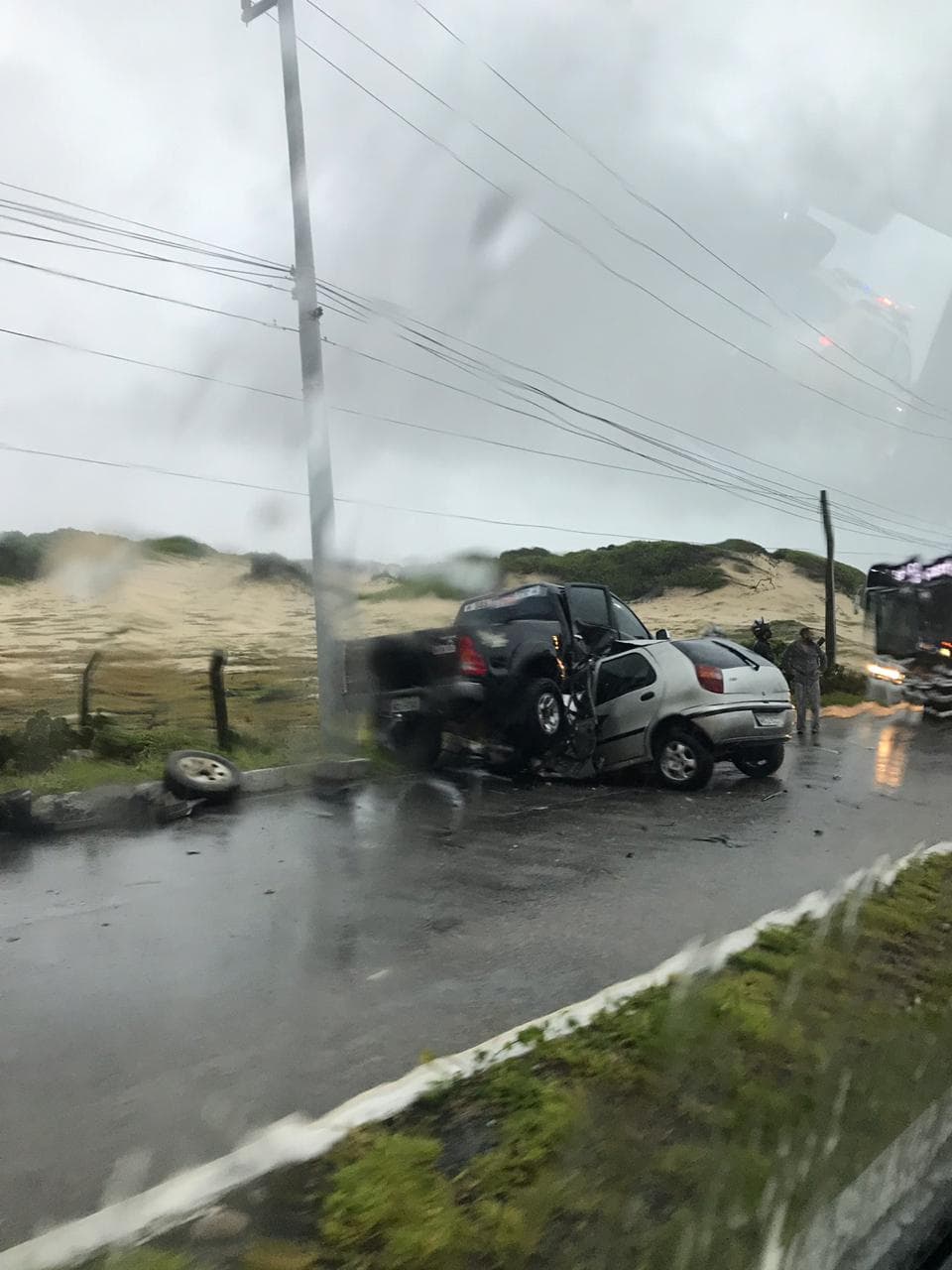 FOTOS: Grave acidente com três carros deixa pelo menos um morto na Via Costeira