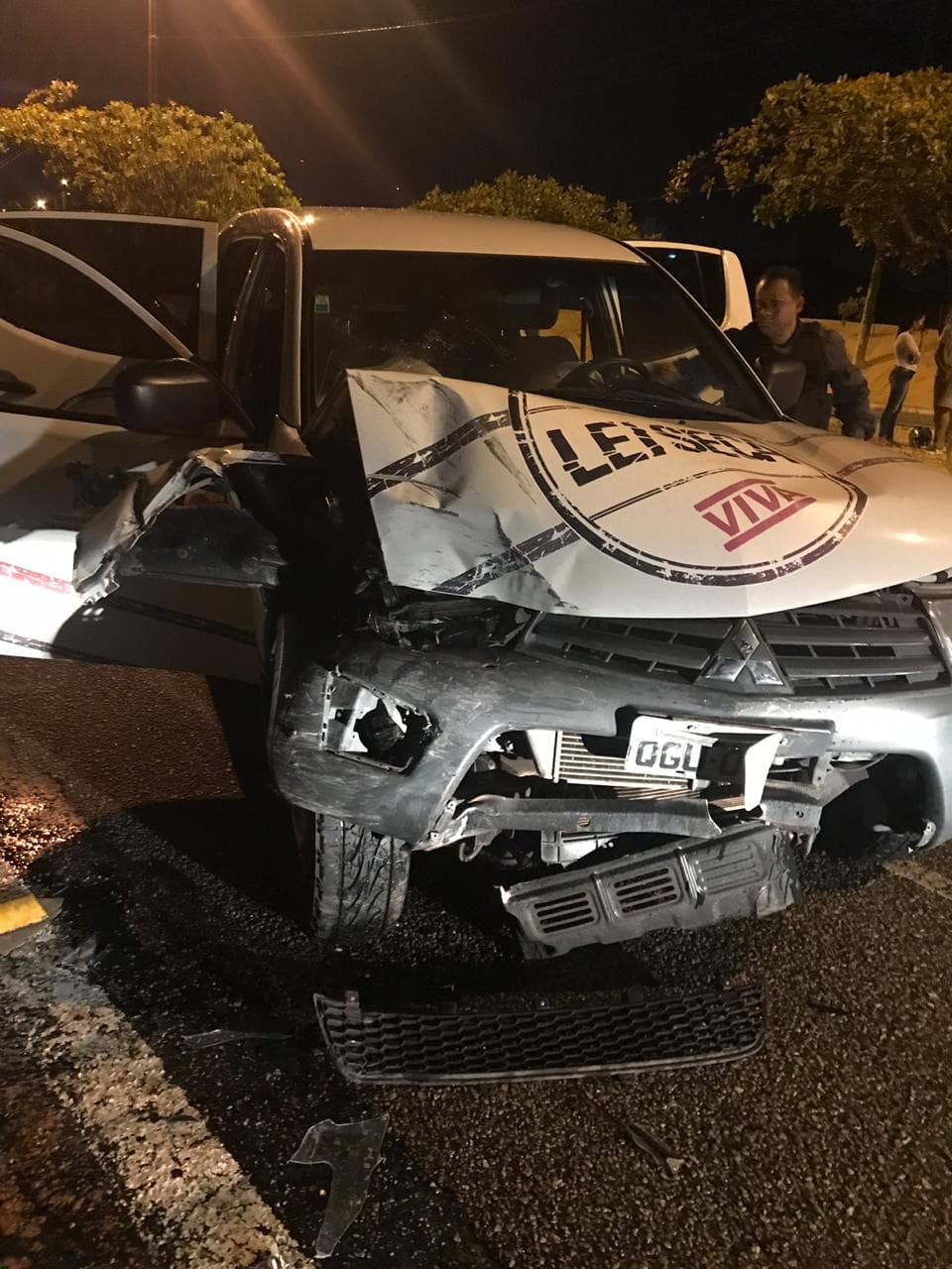 FOTOS: Motorista em Natal tenta fugir de blitz da Lei Seca, colide violentamente em viatura da fiscalização e por pouco não provoca acidente maior