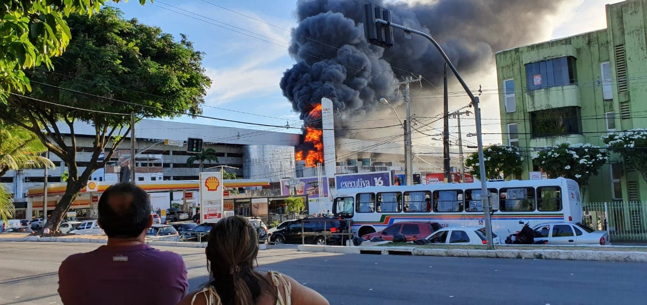 FOTOS: Incêndio é registrado no Midway