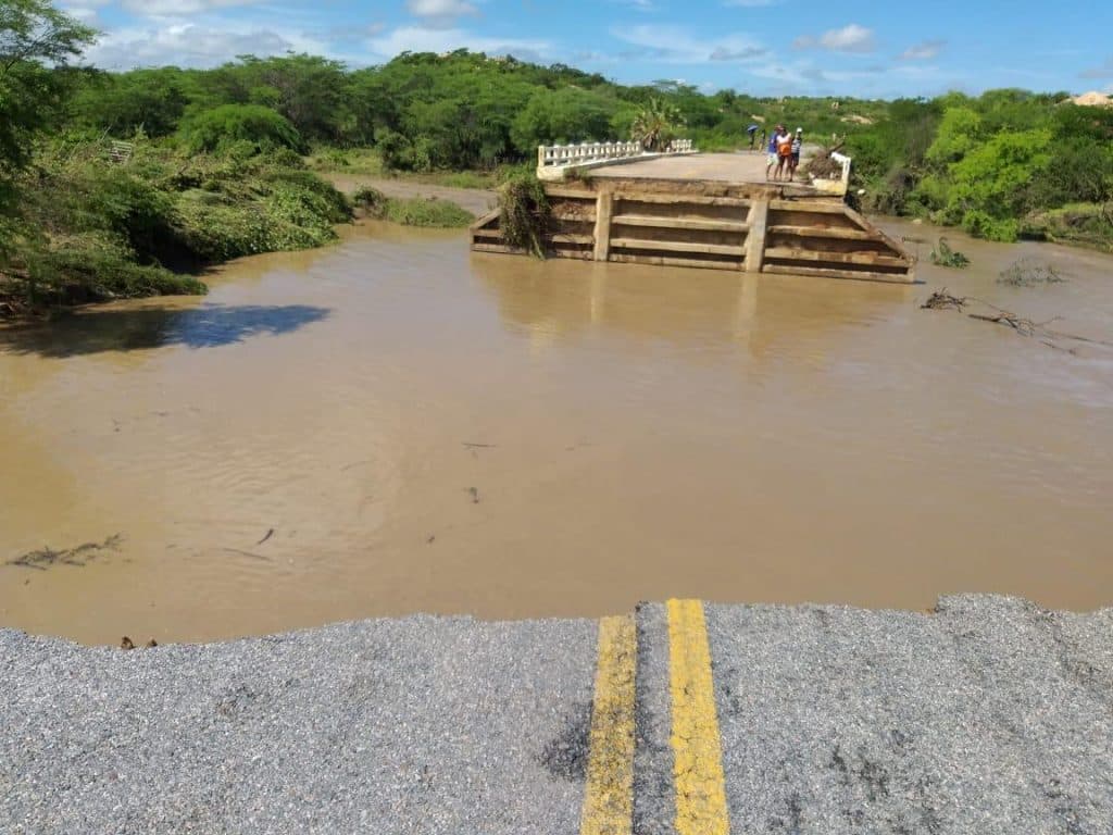 Barragem rompe e derruba parte da RN-041