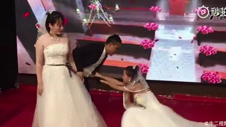 VÍDEO: Mulher invade casamento do ex-namorado vestida de noiva, implora para que homem volte, e "noiva oficial" deixa evento