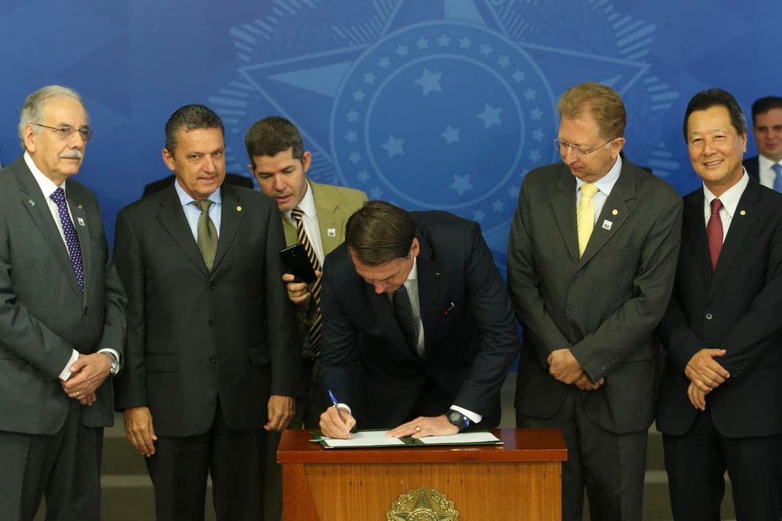 Bolsonaro extingue horário de verão