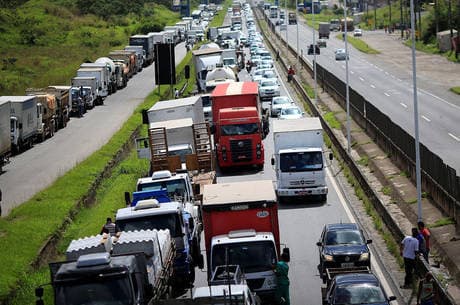 Governo Bolsonaro libera 2 bilhões de reais e cria linha de financiamento para caminhoneiros