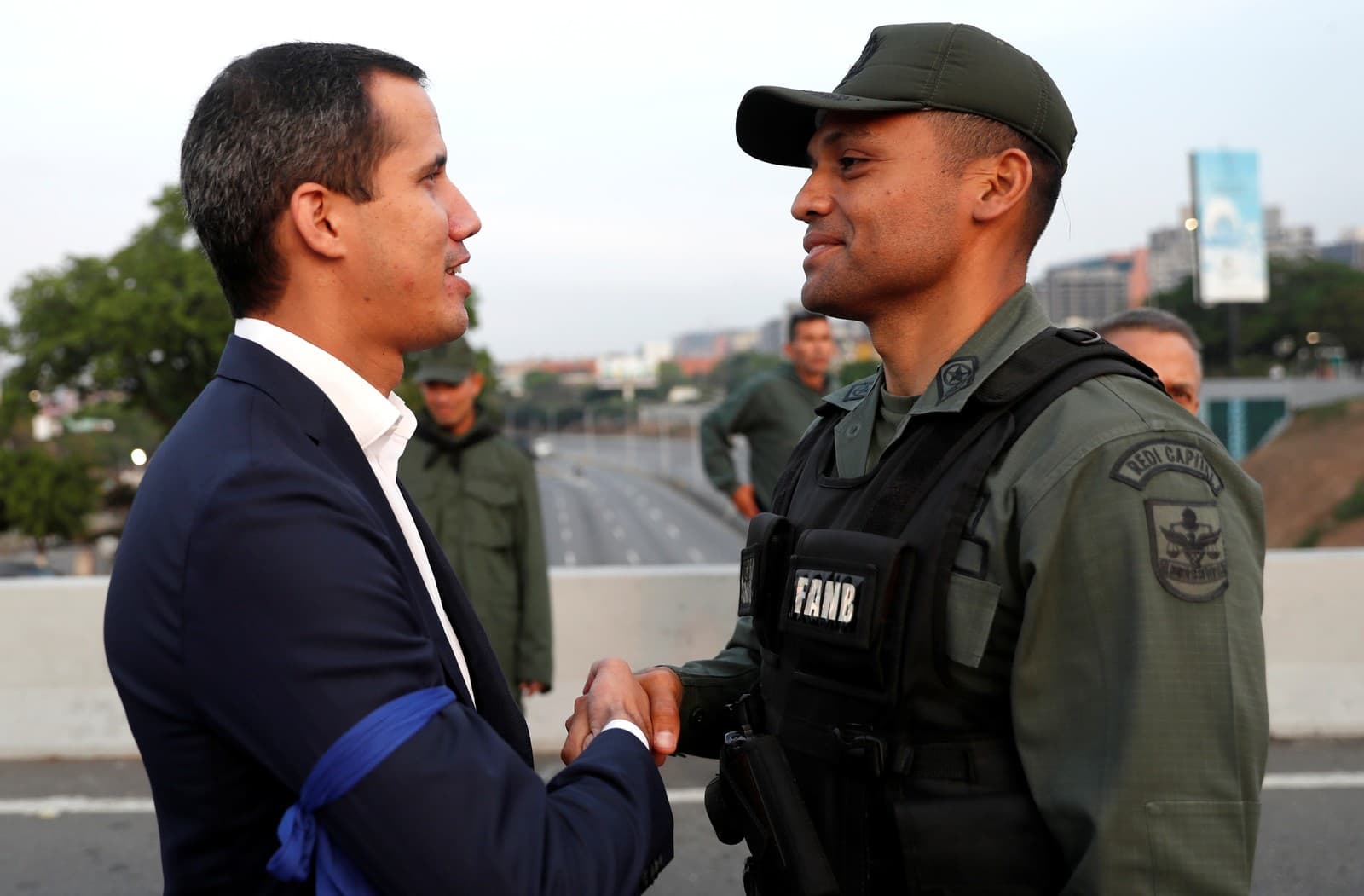 Guaidó diz ter apoio de militares para ‘fim à usurpação' na Venezuela e convoca povo às ruas