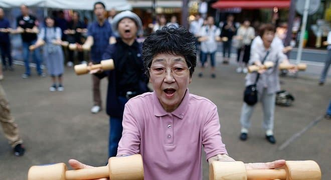 MAIS AVÓS QUE NETOS: Pela 1ª vez na história, há mais idosos no mundo do que crianças pequenas. São 705 milhões de pessoas acima de 65 anos