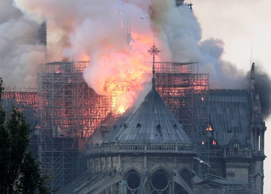 Catedral de Notre-Dame abriga obras centenárias; extensão do dano é desconhecida