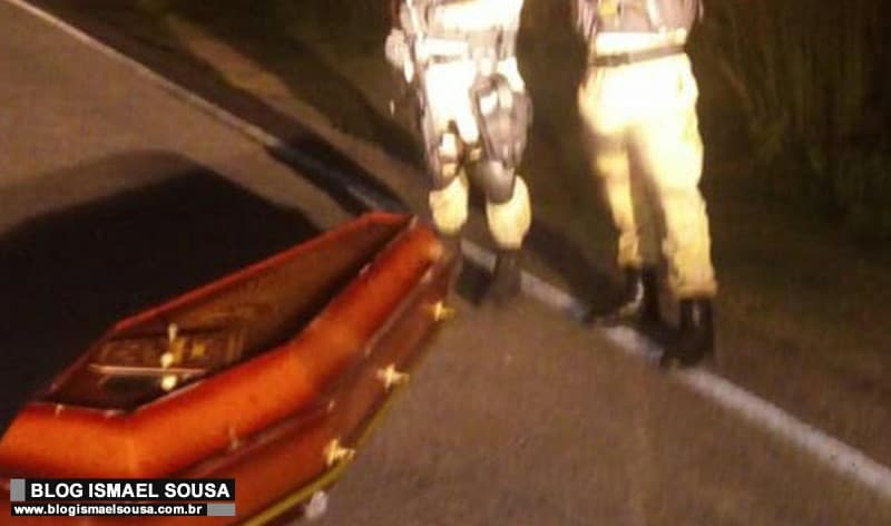 FOTO: Caixão cai de carro funerário no interior do RN e motorista segue rumo sem perceber incidente
