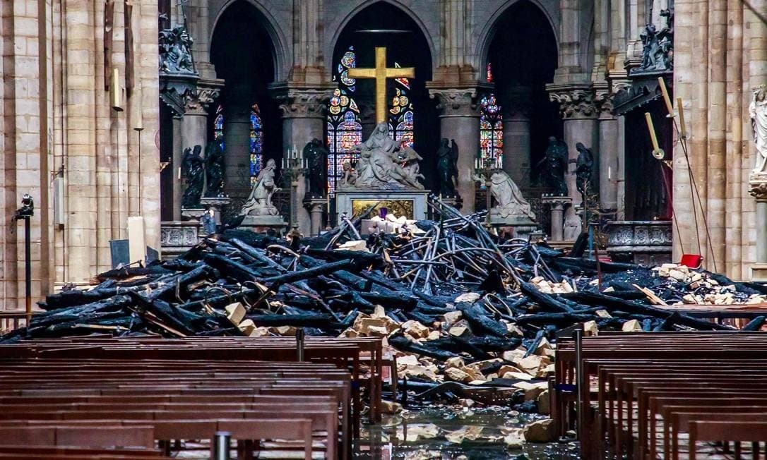Presidente da França quer reconstruir Notre-Dame ‘ainda mais bonita' em cinco anos