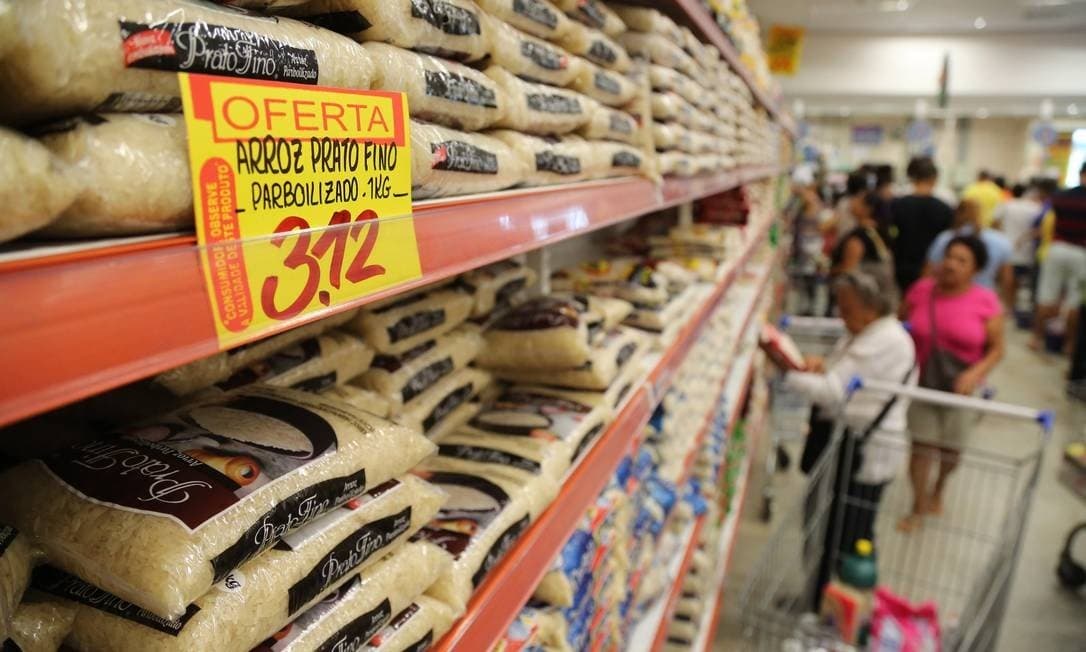 Entre solteiros, 92,7% cozinham e lavam louça, entre casados, 58,4%, diz pesquisa do IBGE sobre serviço doméstico