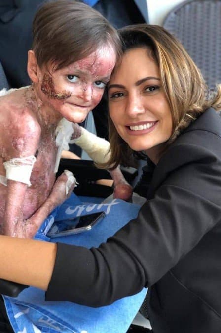 FOTOS E VÍDEO: Na PB, Michele Bolsonaro encontra portador de doença rara; primeira-dama canta com jovem e sensibiliza a web