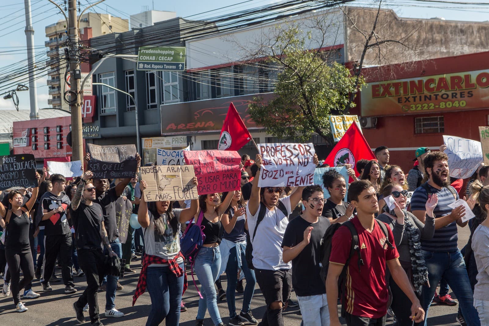 FOTOS: Veja algumas faixas e cartazes das manifestações pelo país contra cortes na educação