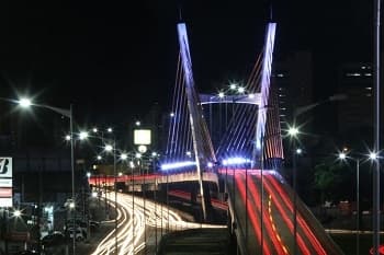 Monumentos de Natal são iluminados com as cores da bandeira LGBT