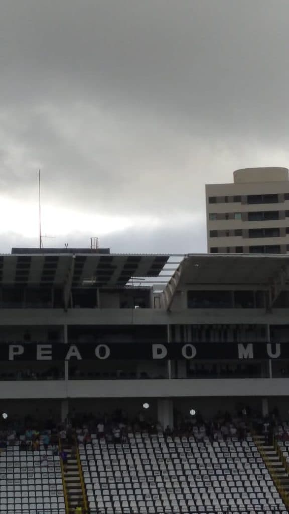 Parte da cobertura do Frasqueirão se desprende