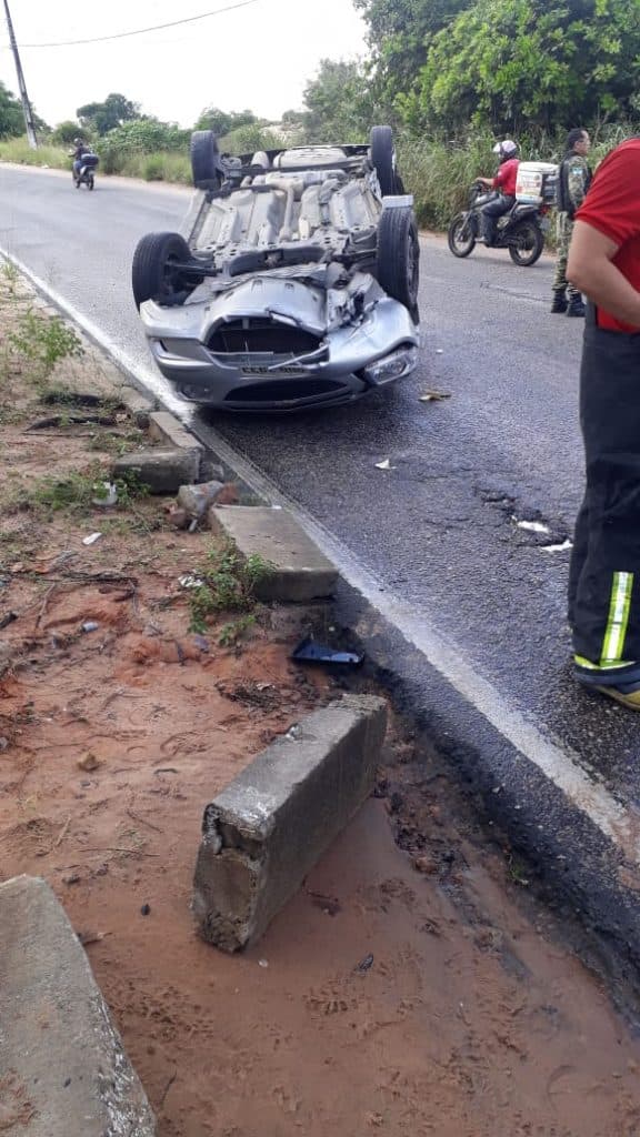 Mulher morre e outras três pessoas ficam feridas em batida de carro em Natal