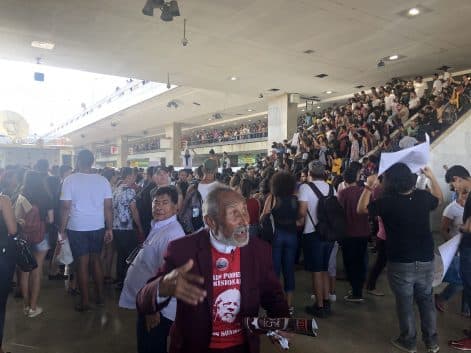 FOTOS: Manifestação em Brasília teve estudantes, militantes, balões da CUT, bandeiras do MST e até faixa de “Lula Livre"