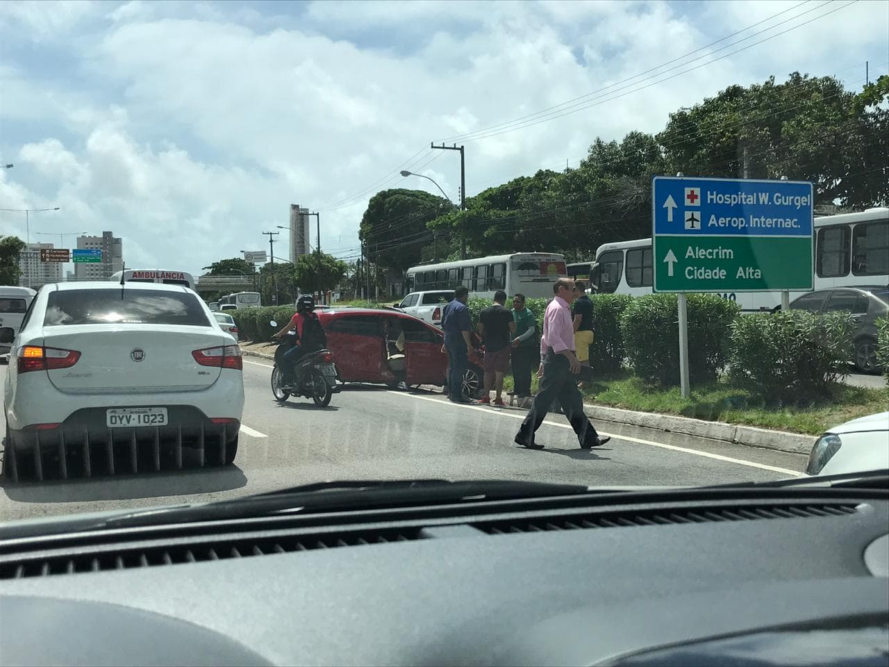 FOTOS: Acidente na BR-101, nas imediações da Arena das Dunas, bloqueia faixas e deixa trânsito carregado