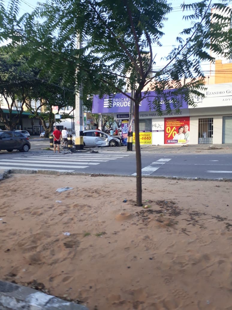 FOTO: Em acidente, carro colide em drogaria em trecho das avenidas Nascimento de Castro com a Prudente de Morais