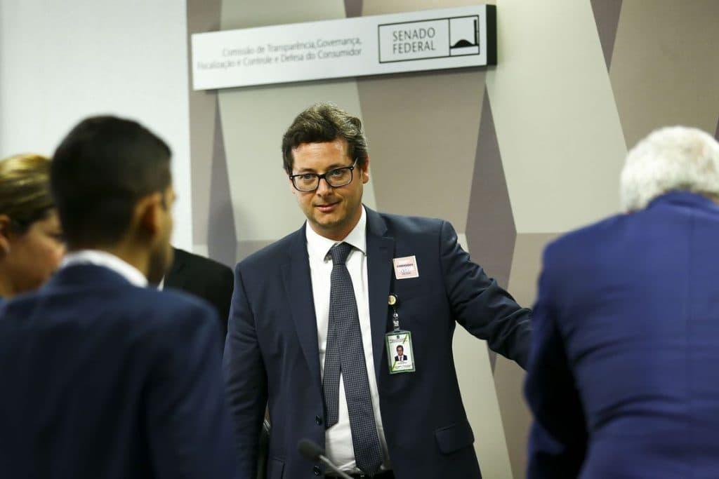 Secretário nega interferência de Carlos Bolsonaro no comunicação do Governo