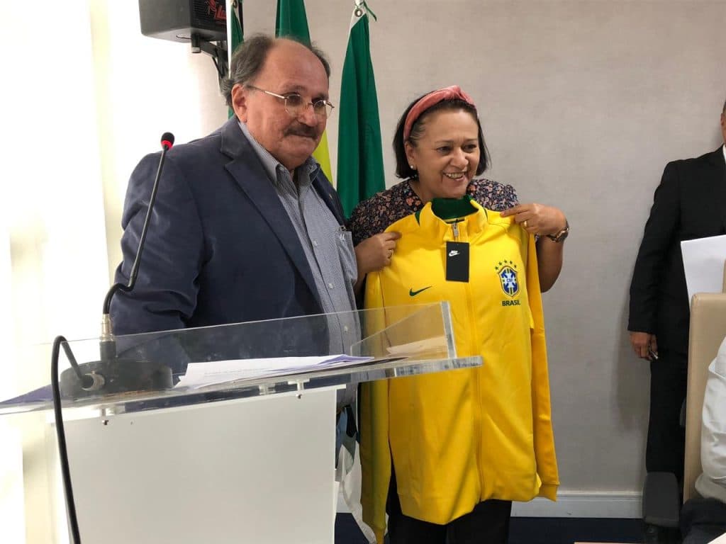 Presidente da FNF entrega camisa da seleção e picolés da Sterbom e quebra procoloco no Nota Potiguar