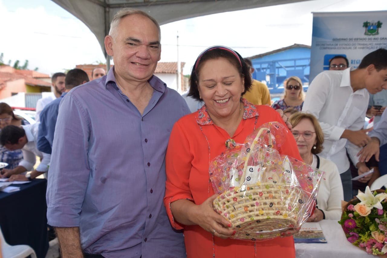 FOTOS: Prefeito Paulinho e governadora Fátima entregam títulos fundiários em São Gonçalo