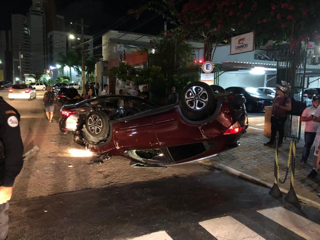 Padre Charles se envolve em grave acidente de trânsito na entrada de restaurante em Ponta Negra