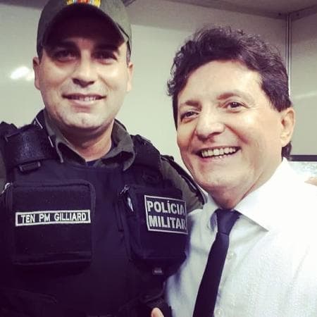 FOTO: Cantor potiguar Gilliard conhece tenente Gilliard em show no Recife: "A mãe dele é minha fã"