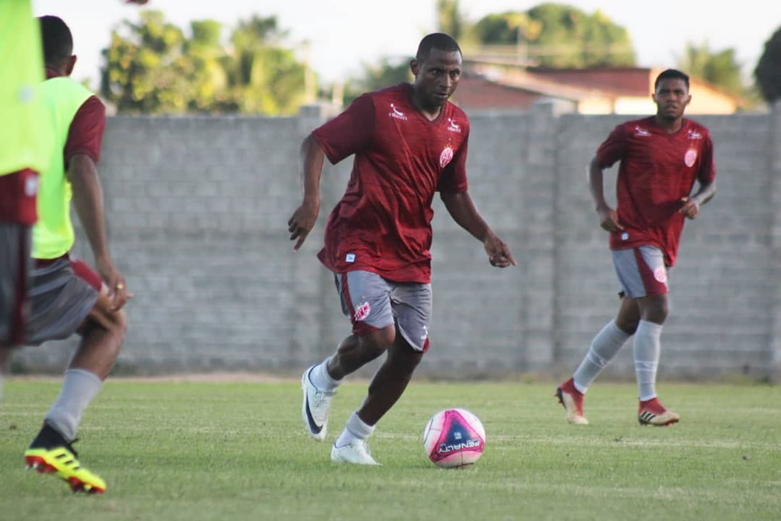 Lateral Diego, do América-RN, é pego em doping por cocaína e tem confirmação de suspensão preventiva