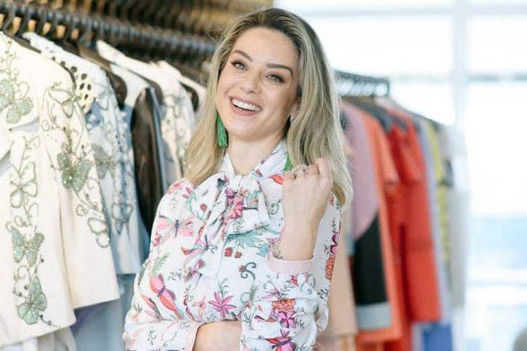 ACREDITE SE QUISER: Empresária mineira se casa com ela mesma para celebrar amor-próprio; votos serão feitos em frente a um espelho no altar